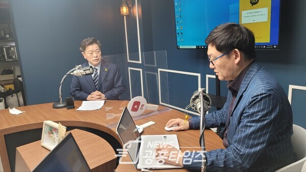 박승원 민주당 광명시장 후보가 유뷰브 방송 _성수대로TV에 출연하고 있다(제공=박승원 예비후보 선거캠프)