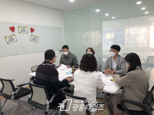 광명시의 활발한 소상공인 지원 사업 추진과 성과를 벤치마킹하기 위해 지난 4일 여주시 관계자들이 자영업지원센터를 방문했다(제공=광명시)