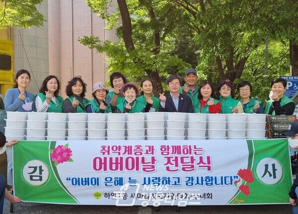 광명시 하안1동 새마을 부녀회는 어버이날을 맞아 관내 저소득 독거노인 및 경로당 회원 등 어르신 80가구에 직접 만든 불고기 꾸러미를 전달했다(제공=하안1동 행정복지센터)