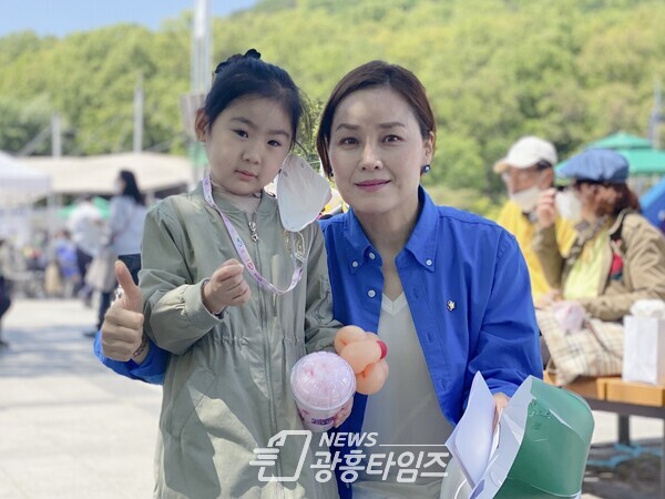어린이날 행사 참석하여 어린이들과 함께 하고 있는 임오경 국회의원(제공=임오경 의원실)
