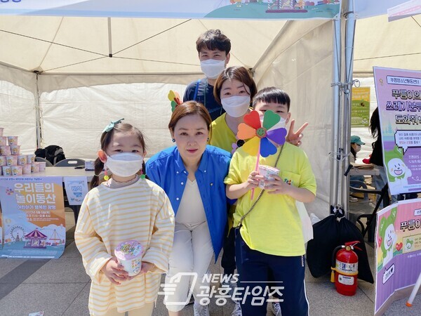 어린이날 행사 참석하여 어린이들과 함께 하고 있는 임오경 국회의원(제공=임오경 의원실)
