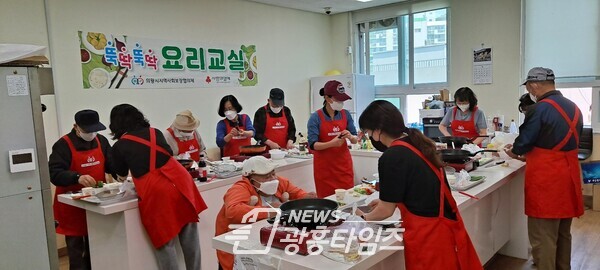  오전동지역사회보장협의체, 뚝딱뚝딱 요리교실(사진제공=오전동 주민센터)