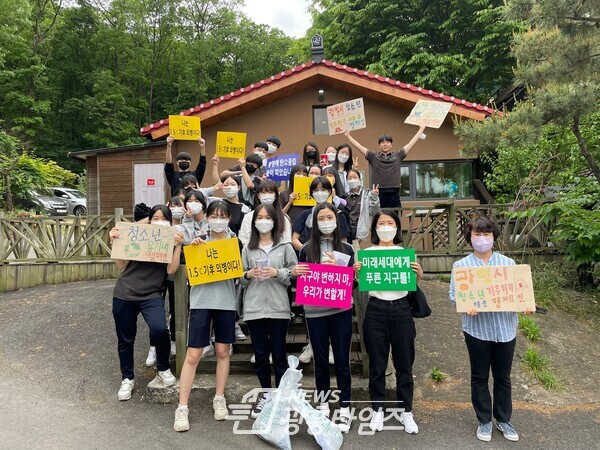 광명시 기후위기 인식 전환 동아리 지원 사업에 참가 중인 하안중 청소년 동아리 ‘선한모의작당’팀은 광명시 청소년 1.5℃ 기후의병으로서 탄소중립 실천에 앞장서고 있다(제공=광명시) 광명시 기후위기 인식 전환 동아리 지원 사업에 참가 중인 하안중 청소년 동아리 ‘선한모의작당’팀은 광명시 청소년 1.5℃ 기후의병으로서 탄소중립 실천에 앞장서고 있다(제공=광명시)