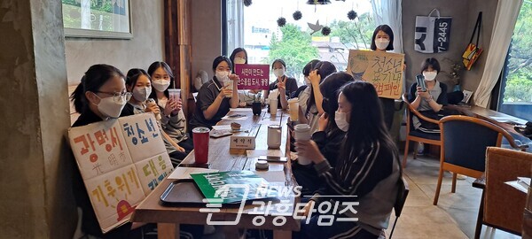 광명시 기후위기 인식 전환 동아리 지원 사업에 참가 중인 하안중 청소년 동아리 ‘선한모의작당’팀은 광명시 청소년 1.5℃ 기후의병으로서 탄소중립 실천에 앞장서고 있다(제공=광명시) 광명시 기후위기 인식 전환 동아리 지원 사업에 참가 중인 하안중 청소년 동아리 ‘선한모의작당’팀은 광명시 청소년 1.5℃ 기후의병으로서 탄소중립 실천에 앞장서고 있다(제공=광명시)