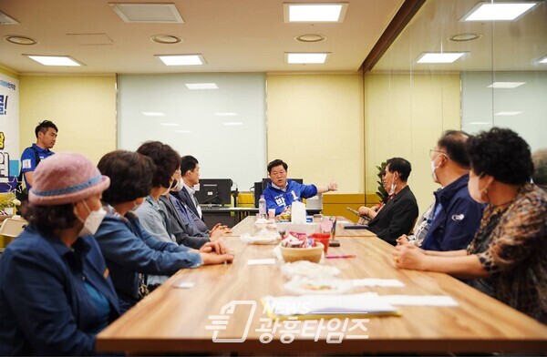간담회를 통해 소통을 강화하고 있는 박승원 광명시장 후보(제공=박승원 후보 선거캠프)