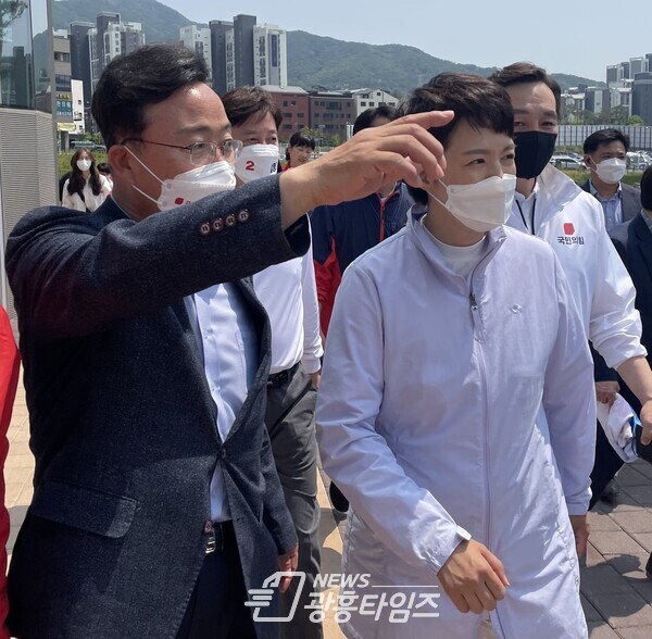 김성제 의왕시장 후보가 21일 김은혜 경기도시사 후보에게 백운종합병원 건립에 관해 설명하고 있다(제공=김성제 후보 선거캠프) 김성제 의왕시장 후보가 21일 김은혜 경기도시사 후보에게 백운종합병원 건립에 관해 설명하고 있다(제공=김성제 후보 선거캠프)