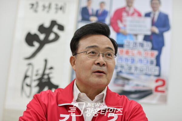 28일 김성제 국민의힘 의왕시장 후보는 성제열린카페 에서 소통공약을 발표했다(제공=김성제 후보 선검캠프) 28일 김성제 국민의힘 의왕시장 후보는 성제열린카페 에서 소통공약을 발표했다(제공=김성제 후보 선검캠프)
