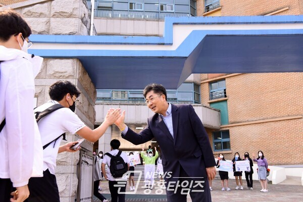 성기선 후보, “교육감의 제1 목표를 ‘과밀학급 해소’에 두겠다”(제공=성기선 후보 선거캠프) 성기선 후보, “교육감의 제1 목표를 ‘과밀학급 해소’에 두겠다”(제공=성기선 후보 선거캠프)