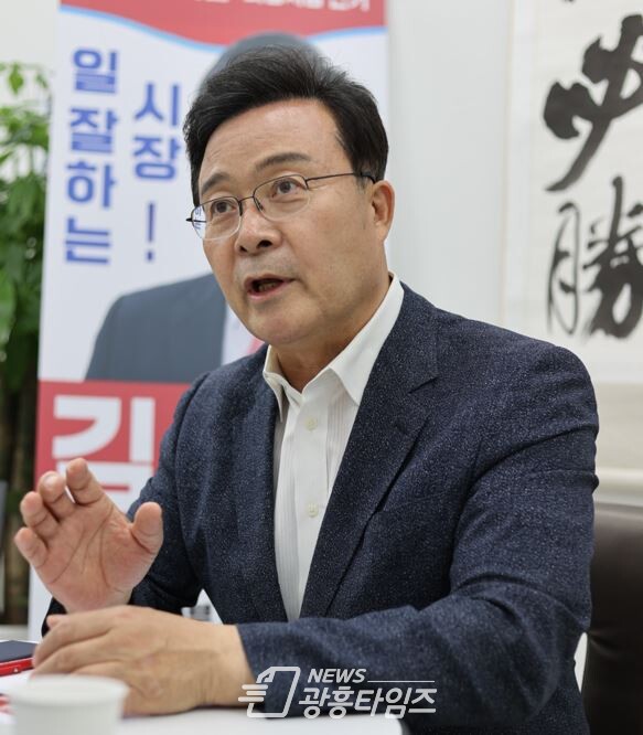 30일 '성제열린캠프'에서 김성제 국민의힘 의왕시장 후보가 네거티브 SNS 유포에 대해 강력한 법적 조치를하겠다고 밝혔다(제공=김성제 후보 선거캠프)