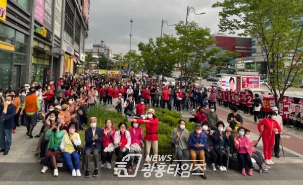 30일 의왕정치1번지 서해그랑블 광장에서 김성제 국민의힘 의왕시장 후보가 유세를 했다(제공=의왕시)
