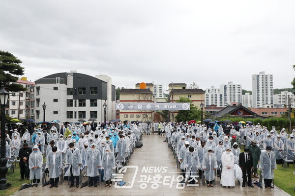 한얼공원 내 현충탑에서 거행된 제67회 현충일 추념식에서 참석자들이 순국선열을 위해 묵념하고 있다(제공=군포시)