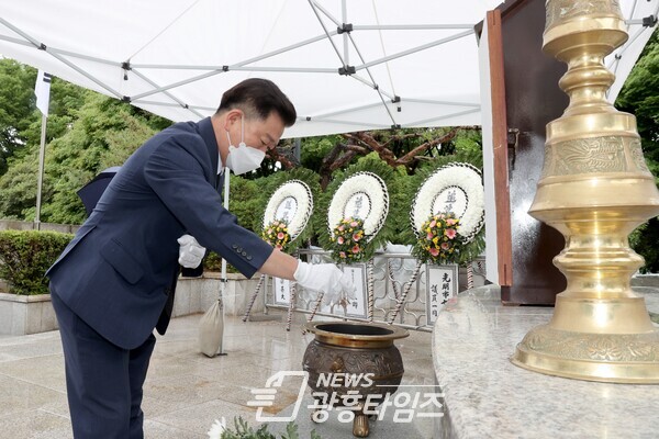 광명시는 제67회 현충일을 맞아 철산동 현충공원 내 故 육군준장 차상준 등 474위의 봉안영현이 있는 현충탑에서 순국선열 및 전몰장병의 위훈을 기리는 추념 행사를 가졌다(제공=광명시)