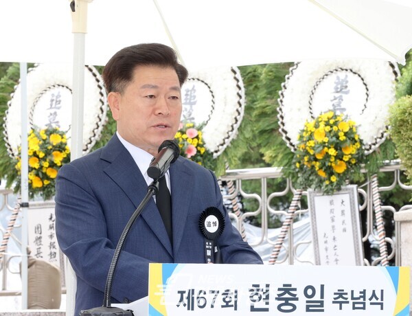광명시는 제67회 현충일을 맞아 철산동 현충공원 내 故 육군준장 차상준 등 474위의 봉안영현이 있는 현충탑에서 순국선열 및 전몰장병의 위훈을 기리는 추념 행사를 가졌다(제공=광명시)