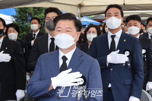 광명시는 제67회 현충일을 맞아 철산동 현충공원 내 故 육군준장 차상준 등 474위의 봉안영현이 있는 현충탑에서 순국선열 및 전몰장병의 위훈을 기리는 추념 행사를 가졌다(제공=광명시)