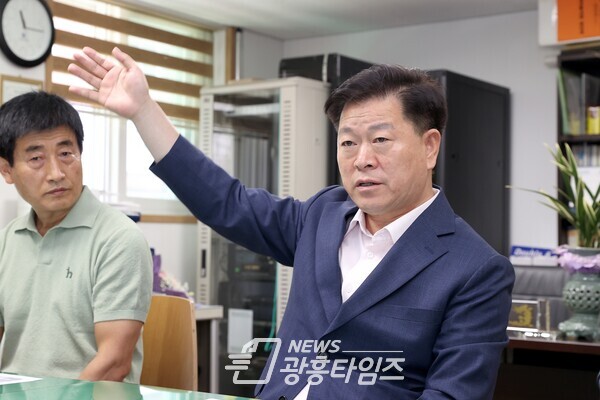 박승원 광명시장은 지난 4일 하안동 골목상권 연합회 및 주변상가를 방문한데 이어 7일에는 광명새마을시장을 찾아 상인회 임원진들과 간담회를 가졌다(제공=광명시)