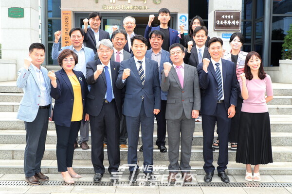 하은호 당선인(제1열 한 가운데)이 군포시장직 인수위원들과 화이팅을 외치고 있다(사진제공=군포시)