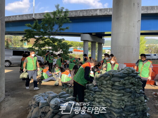  방재단 모래주머니 제작(사진제공=의왕시)