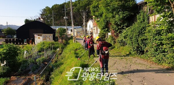 과림동 마을에서 보행로 제초 작업에 한창이다(제공=시흥시)