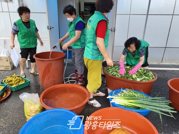  오전동새마을부녀회 밑반찬나눔 봉사(사진제공=오전동 주민센터)