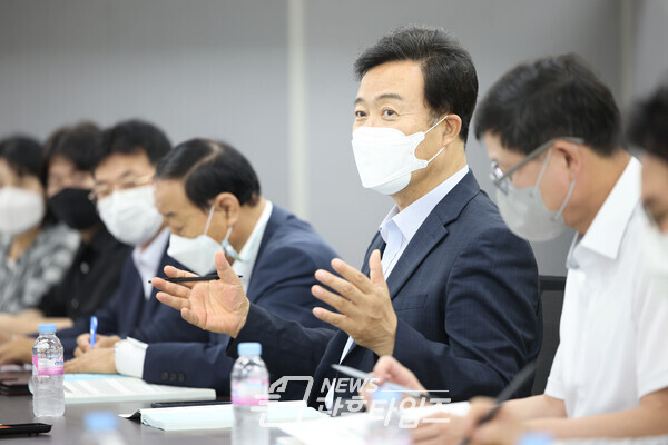 28일 김성제 의왕시장 당선인이 인수위원회에서 정책관련 보고를 받고 있다(제공=의장시장직 인수위원회)