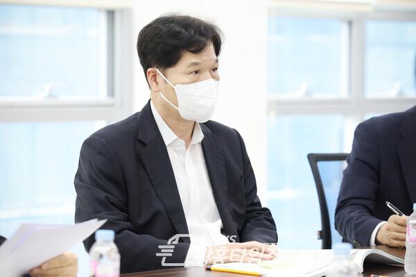 28일 유병권 인수위원장이 공약관련 회의를 주관하고 있다(제공=의왕시장직 인수위원회)
