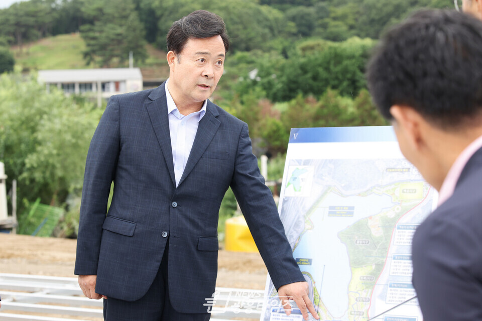29일 김성제 의왕시장 당선인이 훼손지 복구사업에 대한 설명을 듣고 있다 (제공=의왕시장직 인수위원회)