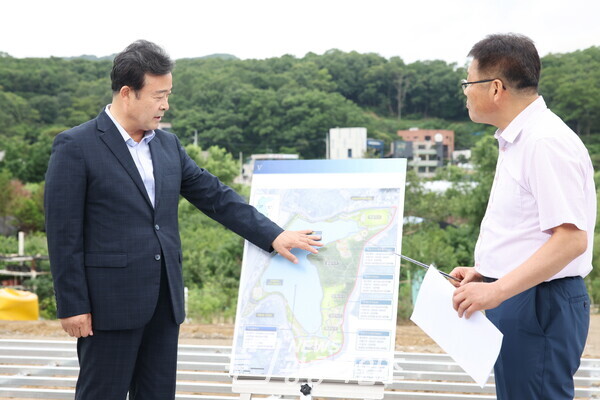 29일 김성제 의왕시장 당선인이 훼손지 복구사업에 대한 설명을 듣고 있다 (제공=의왕시장직 인수위원회)
