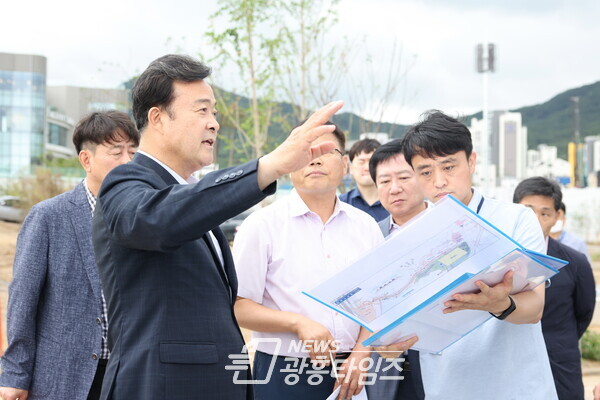29일 김성제 의왕시장 당선인이 훼손지 복구사업에 대한 설명을 듣고 있다 (제공=의왕시장직 인수위원회)