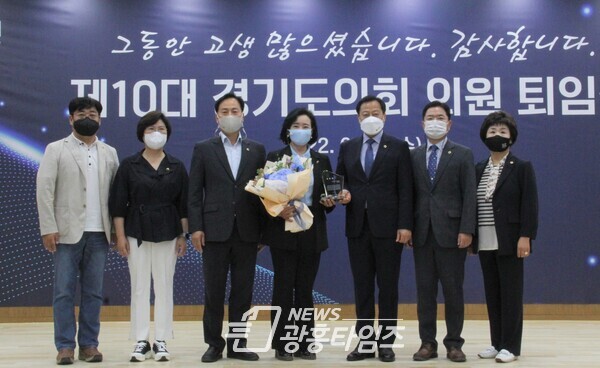 감사패 및 공로패 수여_정윤경 위원장(제공=경기도의회)
