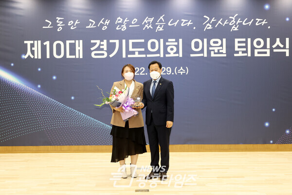 김지나 의원, 코로나19 대응 및 경기도의회 북부분원 신설 노고로 공로패 수여받아(제공=경기도의회)