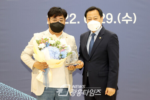 공로패 수여_김우석 의원(제공=김우석 의원실)