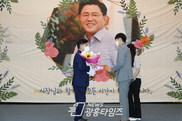 한대희 군포시장이 시 공무원들로부터 아쉬움을 담은 꽃다발을 받고 있다(사진제공=군포시)