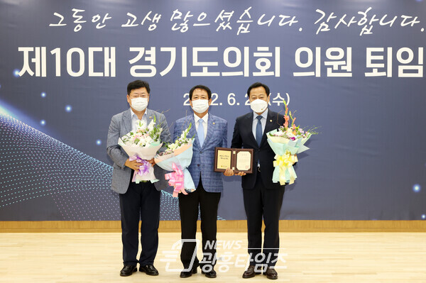 도시환경연구회, 최우수 위원회연구단체 수상(제공=경기도의회) 도시환경연구회, 최우수 위원회연구단체 수상(제공=경기도의회)