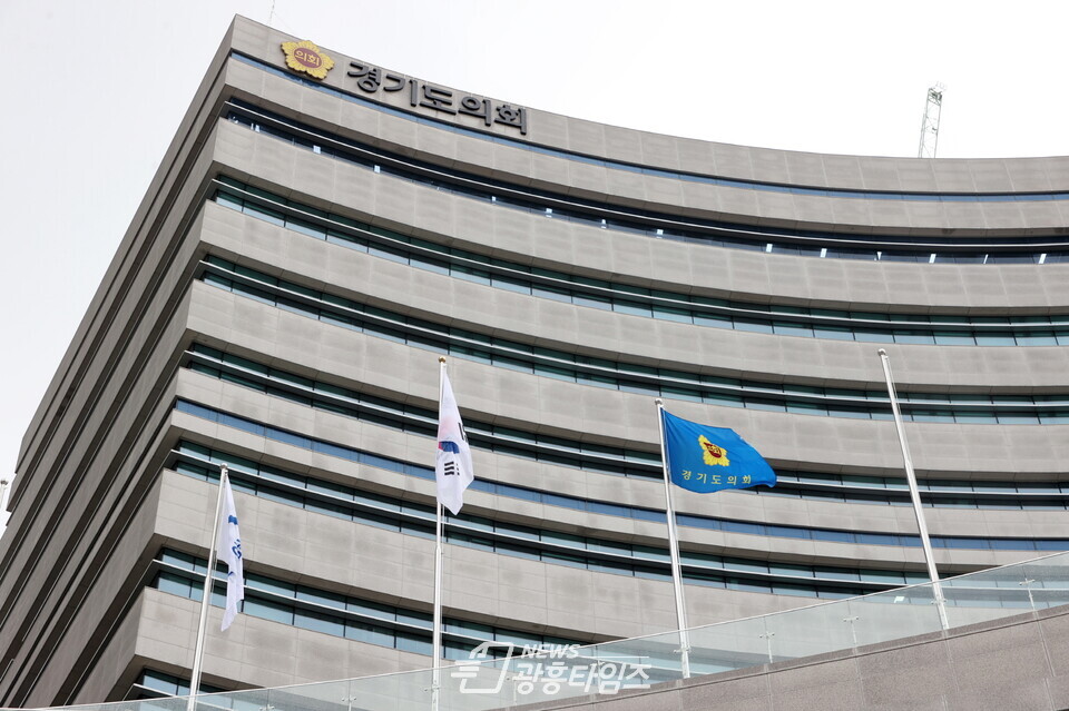 경기도의회, 도·도교육청 '화합' 상징하는 '통합 국기 게양대' 설치 (제공=경기도의회)