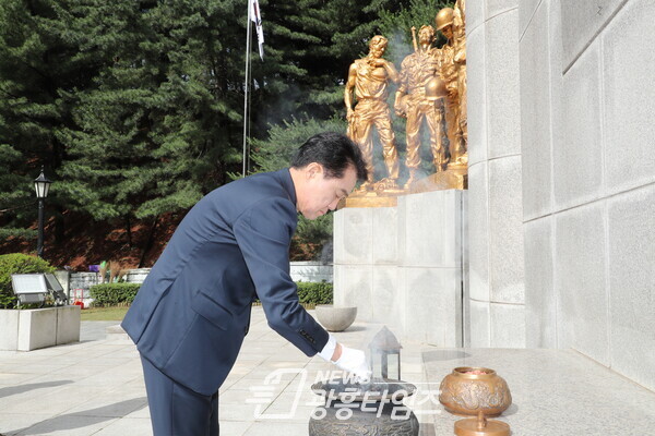  취임식에 앞서 현충탑 참배하는 하은호 군포시장(사진제공=군포시)