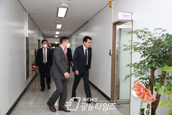  하은호 군포시장이 청사 1층으로 옮긴 새 시장 집무실로 첫 출근하고 있다(사진제공=군포시)