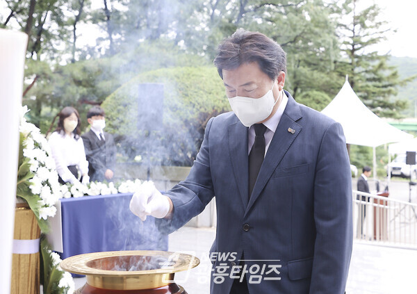 현충탑 참배하는 임병택 시흥시장(제공=시흥시)