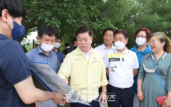 7월 1일 취임식을 갖고 미래를 향한 시민과의 여정을 출발한 박승원 광명시장은 4일 광명시 구석구석을 시민과 함께 둘러보며 소통하고 시정을 공유하는 만남행정으로 민선8기의 출발을 알렸다(제공=광명시)