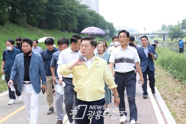 7월 1일 취임식을 갖고 미래를 향한 시민과의 여정을 출발한 박승원 광명시장은 4일 광명시 구석구석을 시민과 함께 둘러보며 소통하고 시정을 공유하는 만남행정으로 민선8기의 출발을 알렸다(제공=광명시)