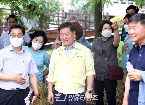 박승원 광명시장은 광명시 구석구석을 시민과 함께 둘러보며 회복과 성장 균형발전과 공동체라는 민선8기 과제들을 시민들과 함께 현장에서 답을 찾는 첫 소통 행보인 ‘우리 동네 두바퀴’를 6일 마무리했다(제공=광명시) 박승원 광명시장은 광명시 구석구석을 시민과 함께 둘러보며 회복과 성장 균형발전과 공동체라는 민선8기 과제들을 시민들과 함께 현장에서 답을 찾는 첫 소통 행보인 ‘우리 동네 두바퀴’를 6일 마무리했다(제공=광명시)