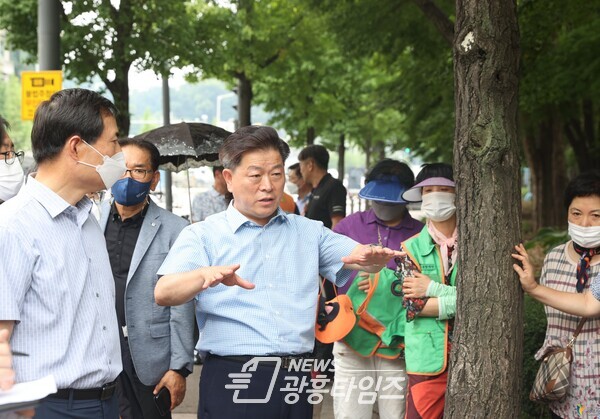 박승원 광명시장은 광명시 구석구석을 시민과 함께 둘러보며 회복과 성장 균형발전과 공동체라는 민선8기 과제들을 시민들과 함께 현장에서 답을 찾는 첫 소통 행보인 ‘우리 동네 두바퀴’를 6일 마무리했다(제공=광명시) 박승원 광명시장은 광명시 구석구석을 시민과 함께 둘러보며 회복과 성장 균형발전과 공동체라는 민선8기 과제들을 시민들과 함께 현장에서 답을 찾는 첫 소통 행보인 ‘우리 동네 두바퀴’를 6일 마무리했다(제공=광명시)