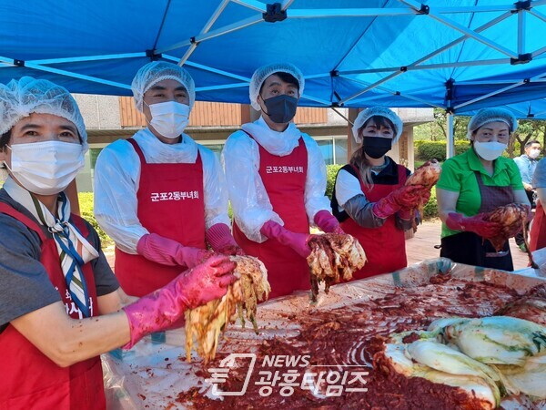 하은호 군포시장이 사랑의 여름김치 나눔 행사에서 김치를 담그고 있다(사진제공=군포시)