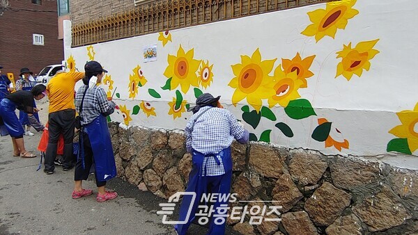 광명시 광명3동 주민자치회는 지난 8일 관내 주택가(광삼로21번길 12) 담벼락에 벽화를 조성을 완료했다(제공=광명3동 행정복지센터)