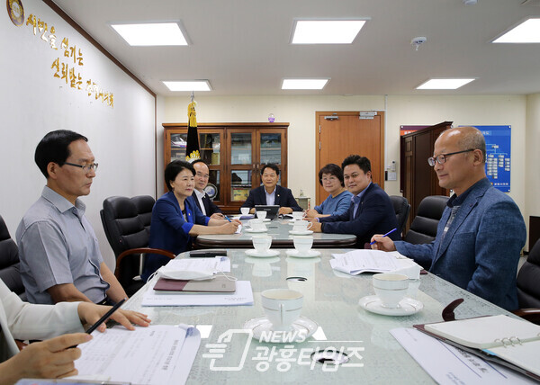 11일 광명시의회 의장실에서 원활한 의회 운영을 첫 월례 회의를 하고 있다(사진제공=광명시의회) 11일 광명시의회 의장실에서 원활한 의회 운영을 첫 월례 회의를 하고 있다(사진제공=광명시의회)