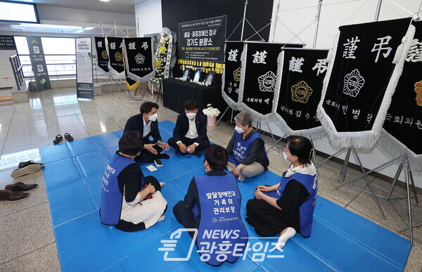 경기도의회 더불어민주당, 발달·중증장애인 참사 합동 분향소 방문 (제공=경기도의회 민주당 대변인실) 경기도의회 더불어민주당, 발달·중증장애인 참사 합동 분향소 방문 (제공=경기도의회 민주당 대변인실)