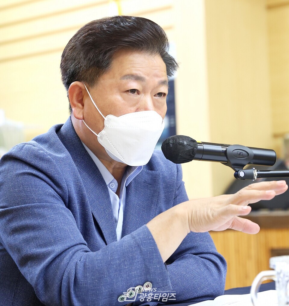 광명시는 14일 시청 대회의실에서 50여명의 간부공무원이 참석한 가운데 확대간부회의를 열어 정책을 공유하고 시정의 주요 현안에 대해 논의했다(제공=광명시) 광명시는 14일 시청 대회의실에서 50여명의 간부공무원이 참석한 가운데 확대간부회의를 열어 정책을 공유하고 시정의 주요 현안에 대해 논의했다(제공=광명시)