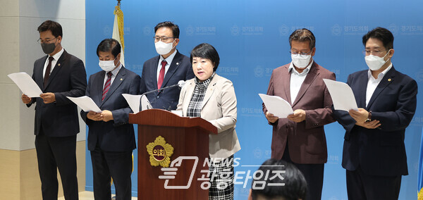 15일(금) 기자회견_왼쪽부터 유형진(광주4), 김상곤(의정부1), 지미연(용인6), 안명규(파주5), 김현석(과천1)/제공=경기도의회 국민의힘 대변인실 15일(금) 기자회견_왼쪽부터 유형진(광주4), 김상곤(의정부1), 지미연(용인6), 안명규(파주5), 김현석(과천1)/제공=경기도의회 국민의힘 대변인실