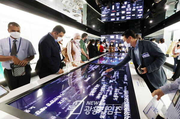 G20 각국 정책담당자, 도의회 의정관 경기마루 공식 방문지방의회 역사 배워가 (제공=경기도의회) G20 각국 정책담당자, 도의회 의정관 경기마루 공식 방문지방의회 역사 배워가 (제공=경기도의회)