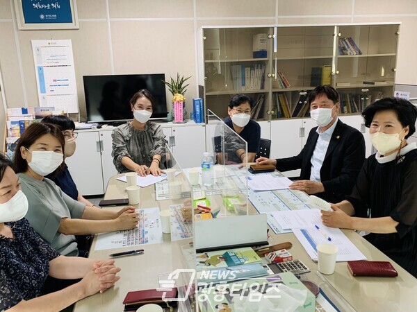 김영기·서성란 의원, 의왕 의무보육시설 협의회와 관리동 어린이집 운영 관련 논의(제공=김영기 의원실) 김영기·서성란 의원, 의왕 의무보육시설 협의회와 관리동 어린이집 운영 관련 논의(제공=김영기 의원실)