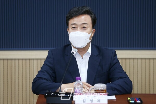 김성제 의왕시장이 인수위원회의 노고에 감사의 말을 전하고 있다(제공=의왕시) 김성제 의왕시장이 인수위원회의 노고에 감사의 말을 전하고 있다(제공=의왕시)
